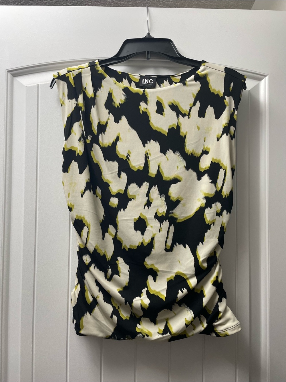 NWT INC International Concepts Black & Cream Abstract Print Sleeveless Top